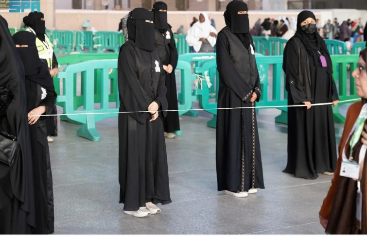 صور | دور محوري للمرأة السعودية في خدمة الحجاج
