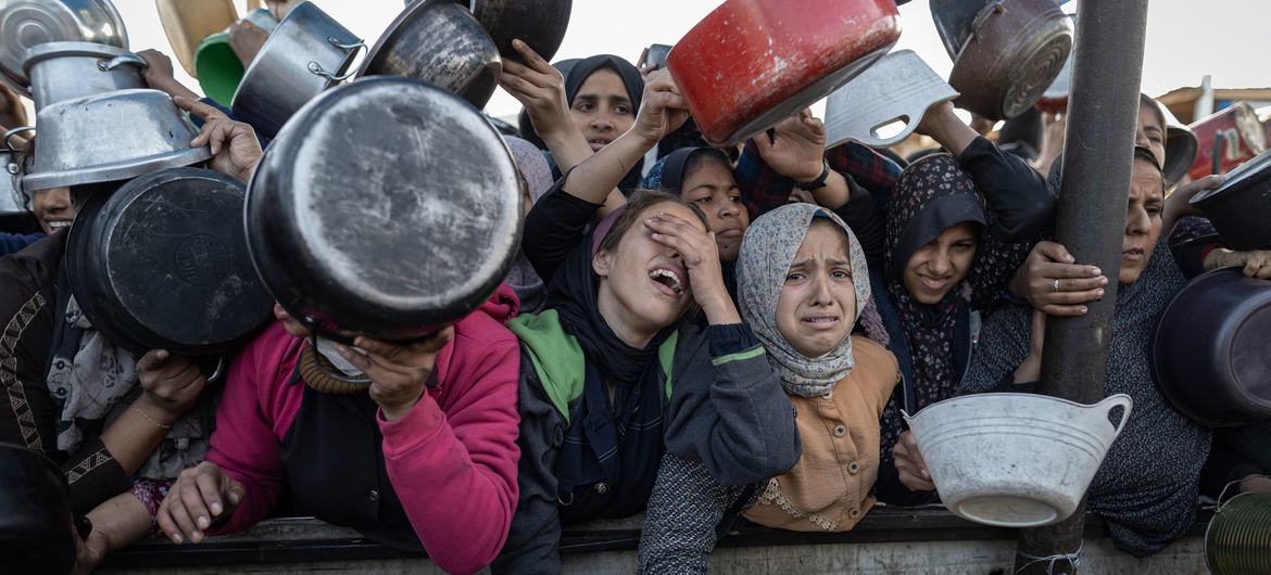 تورك: سكان غزة مجبرون على الاختيار بين أن يموتوا جوعا أو يُقتلوا سعيا للحصول على الغذاء
