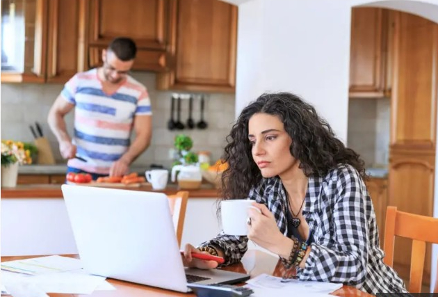 لماذا يفقد الرجل الثقة بنفسه عندما تحصل الزوجة على دخل أعلى منه؟
