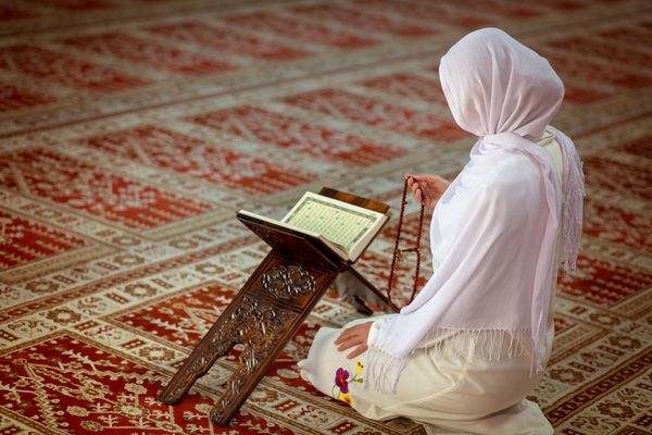 هل يجوز للمرأة تعليم الرجال تلاوة القرآن وعلومه؟.. الإفتاء تحسم الجدل
