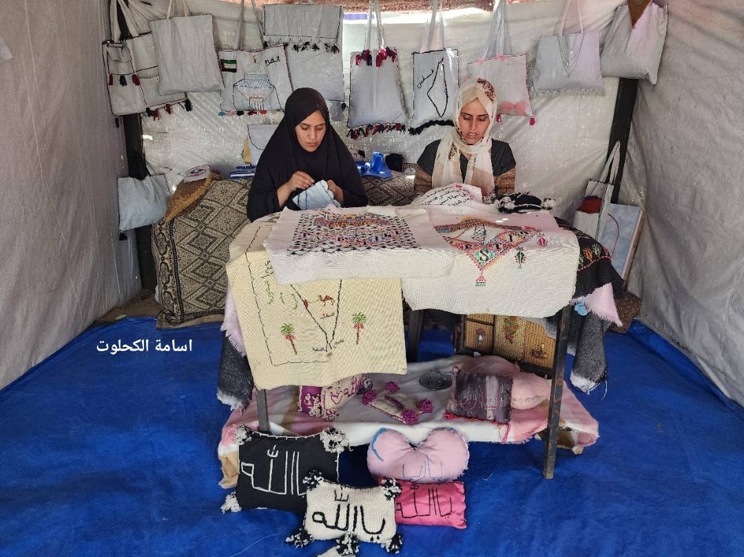 "نُطرّز وجعنا بالخيط": شقيقتان من غزة تحولان خيمة النزوح إلى متحف تراثي من المخلفات


