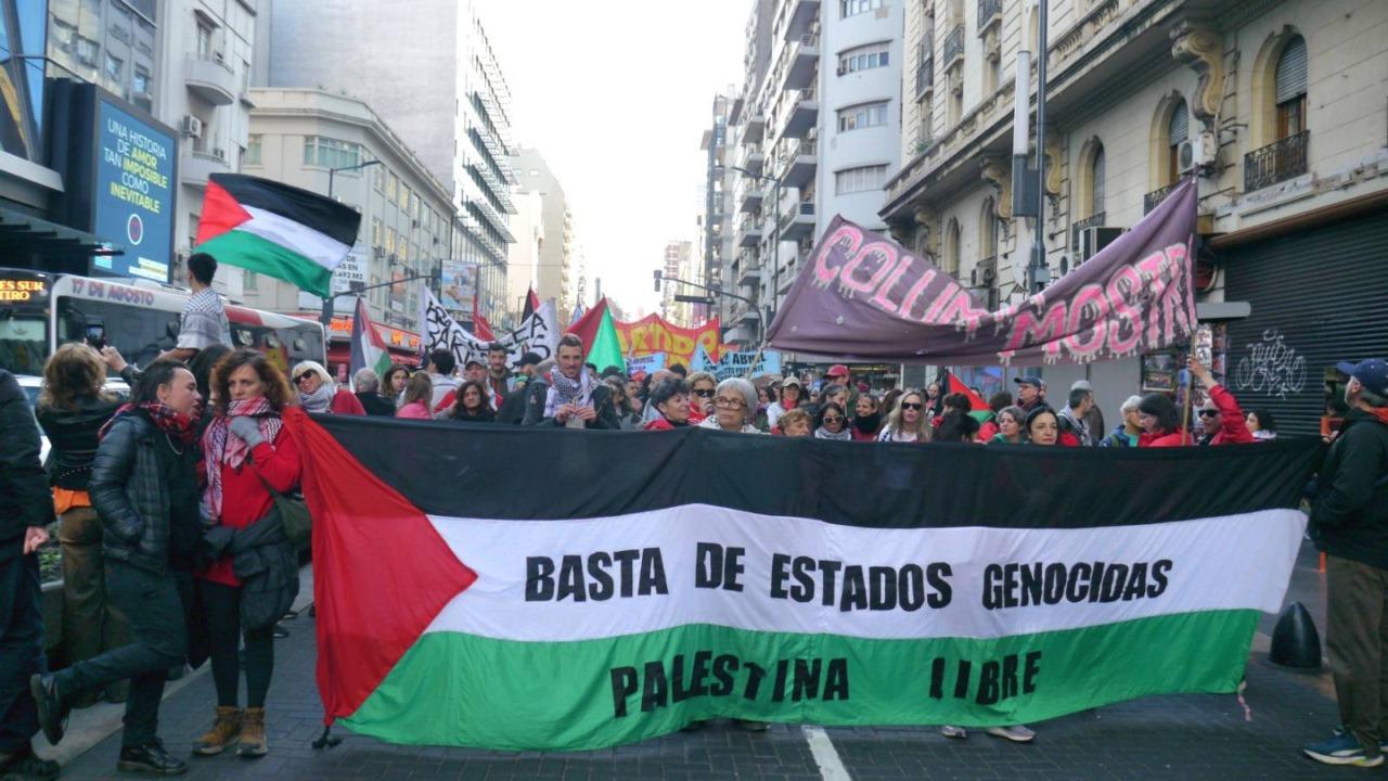 مسيرات حاشدة في الأرجنتين دعماً لفلسطين ورفضاً للإبادة الجماعية في قطاع غزة

