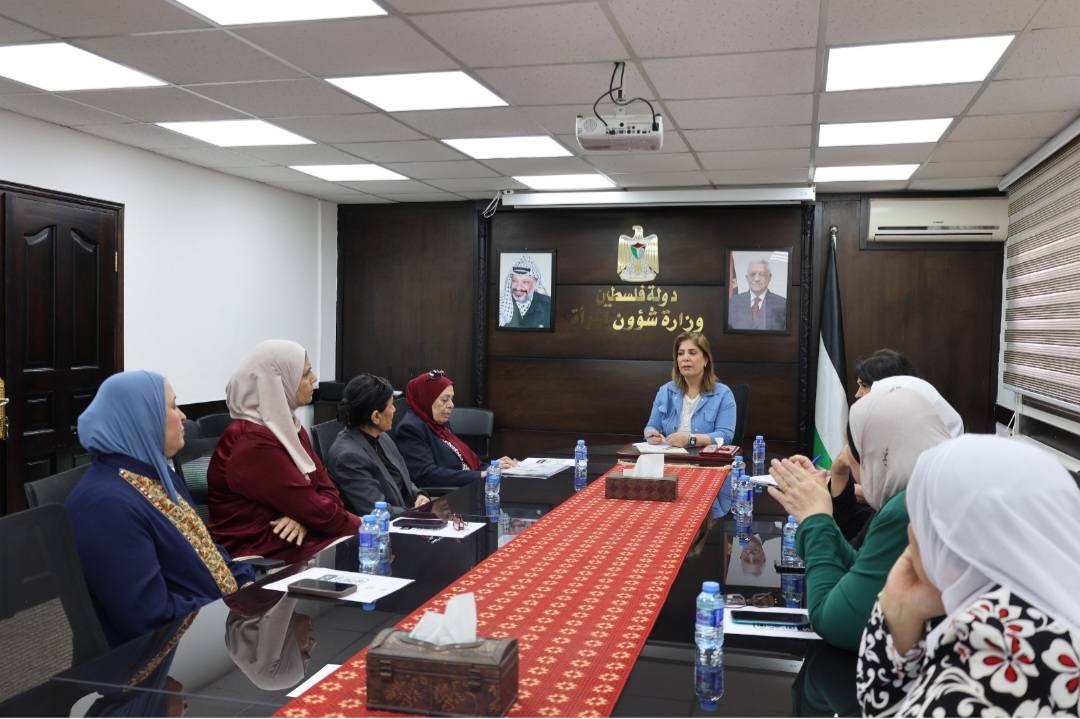 الخليلي تؤكد أهمية استدامة خدمات الحماية والدعم للنساء
