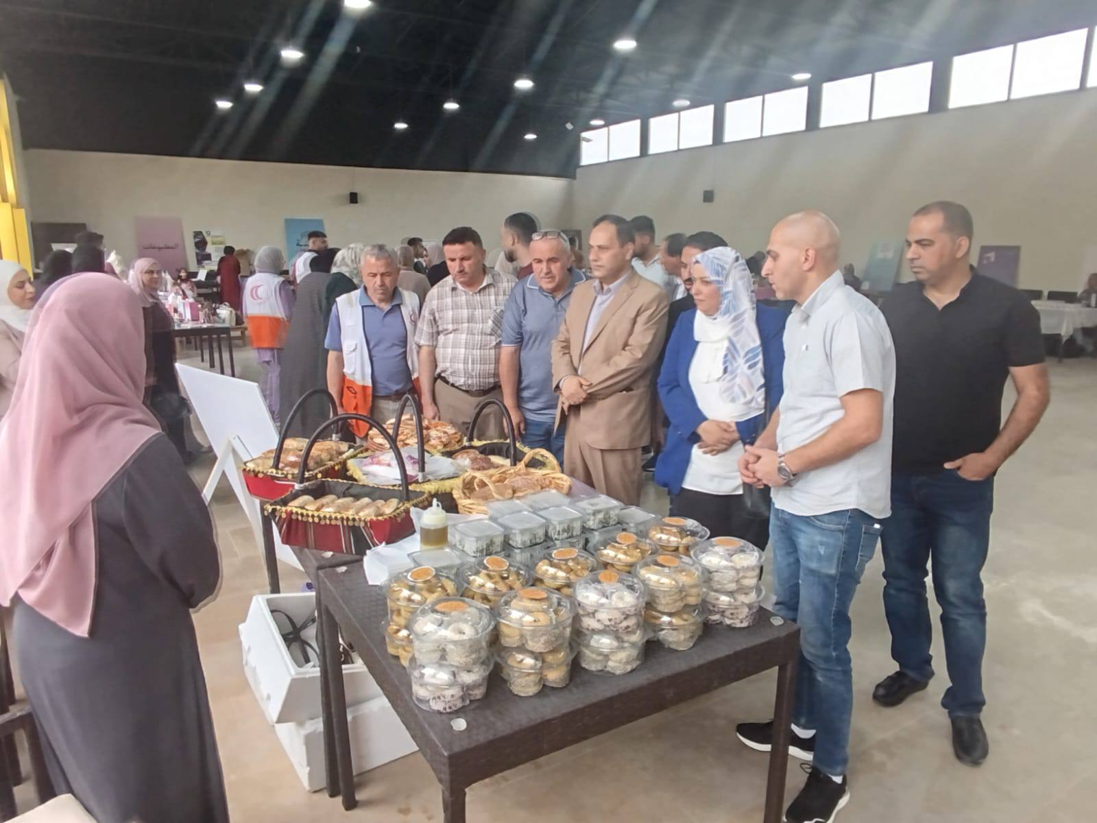 افتتاح بازار للمنتجات النسوية في قلقيلية
