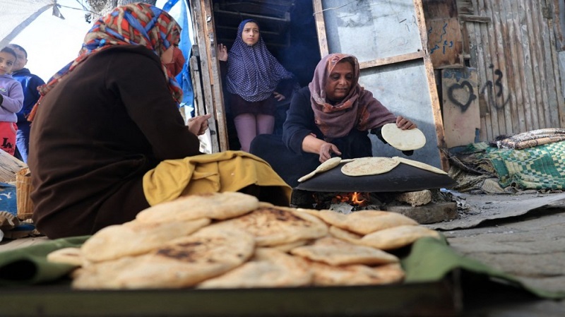 تبادل الخبز بالحياة: نازحات في خان يونس يبتكرن طرق البقاء وسط الحصار والجوع