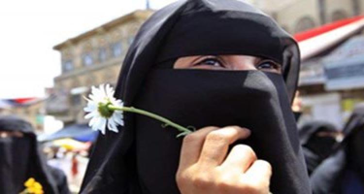 بسبب الزوجة الثانية.. يمنية تقتل زوجها وتدفنه في حظيرة أبقار
