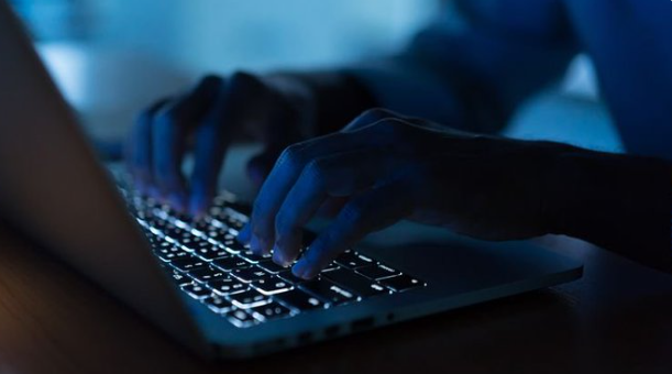الشرطة تكشف ملابسات قضية ابتزاز إلكتروني في جنين
