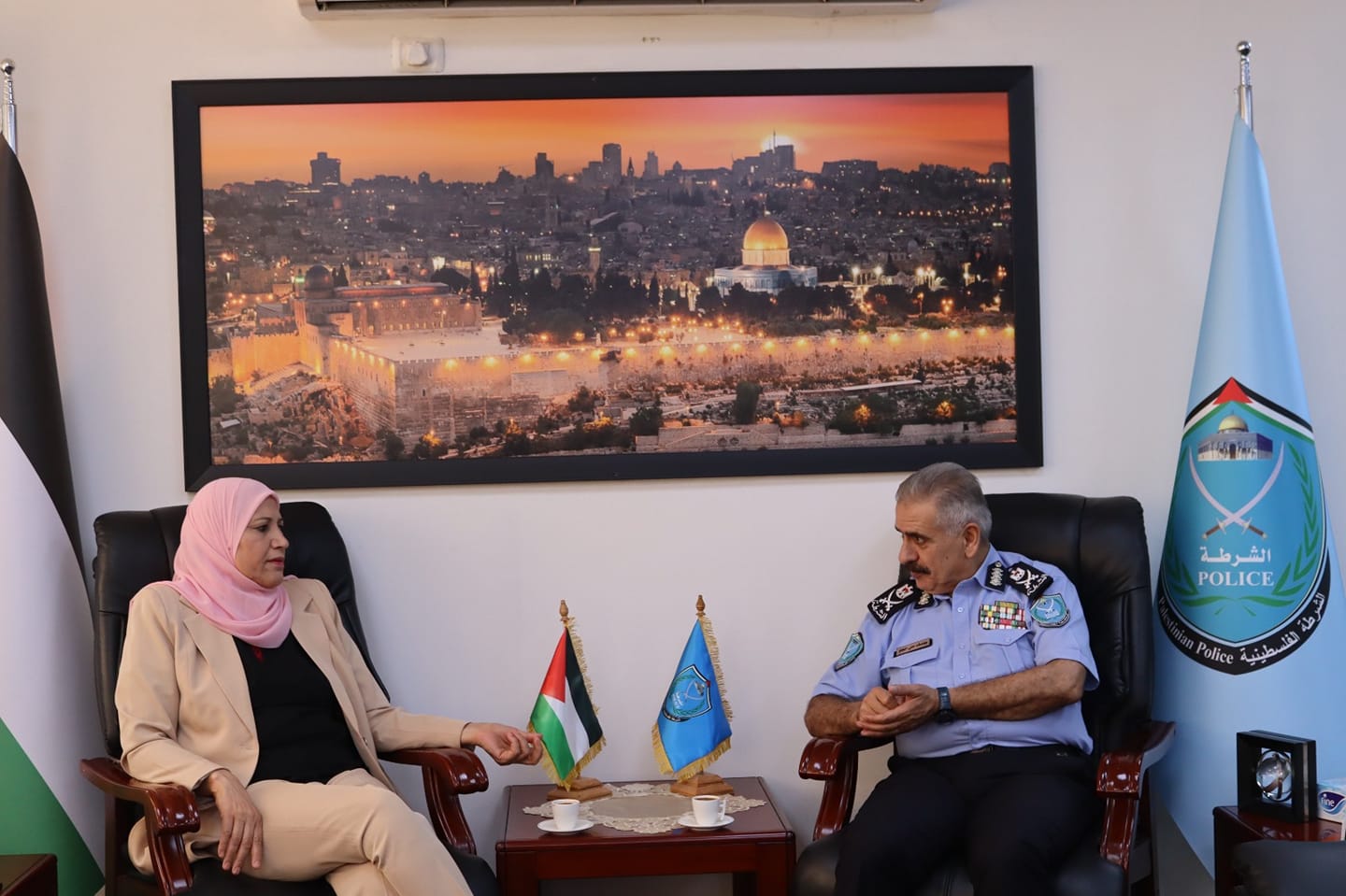 الوزيرة حمد تلتقي مدير عام جهاز الشرطة الفلسطينية لبحث قضايا المرأة 
