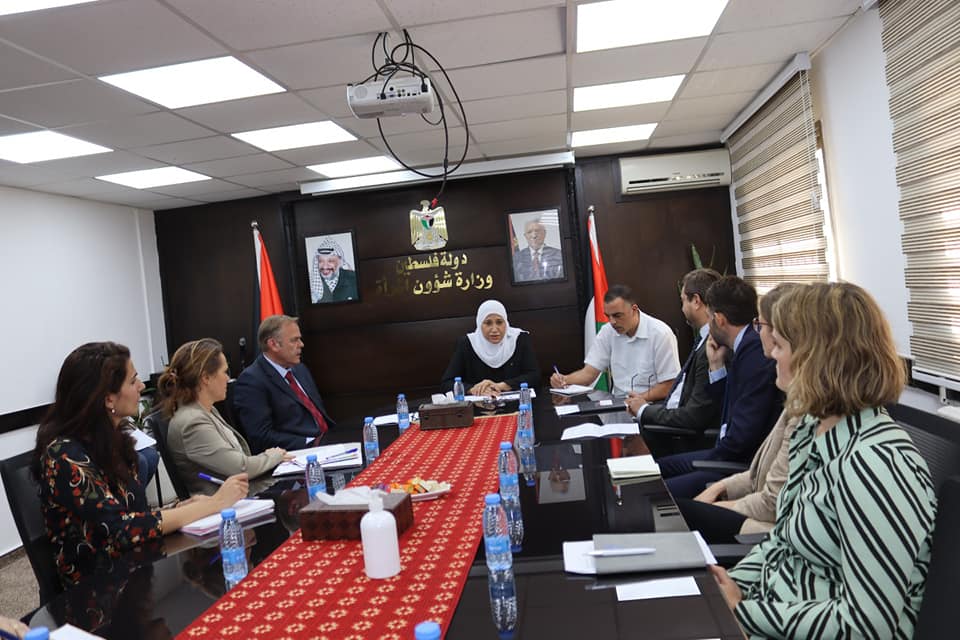 حمد تبحث مع عدد من قناصل الدول الأوروبية وضع المرأة
