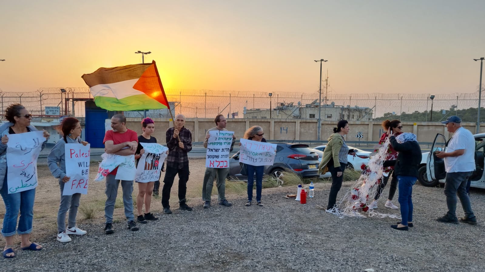 وقفة دعم وإسناد للأسيرات أمام سجن "الدامون"
