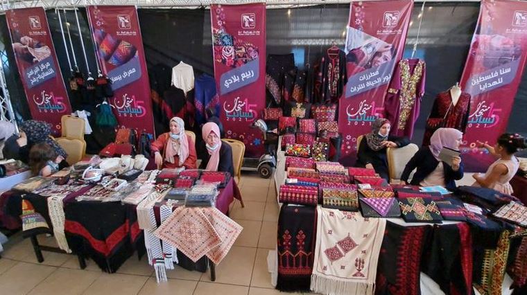 غزة... بازار نسوي تراثي لمساعدة النساء على ترويج منتجاتهن
