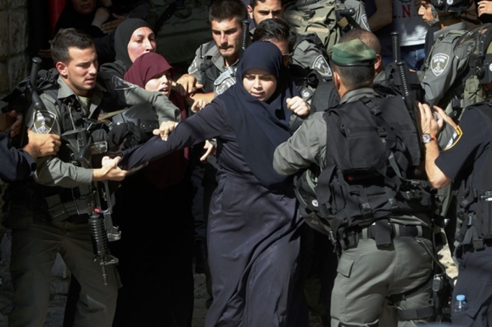 مركز فلسطي.. 595 حالة اعتقال خلال أكتوبر بينهم 22 امرأة و76 طفل وشهيد للحركة الاسيرة

