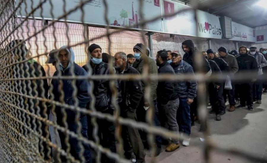 منسق حكومة الاحتلال يدعو العمال الفلسطينيين لتحويل رواتبهم للبنوك تجنبا لإلغاء التصاريح
