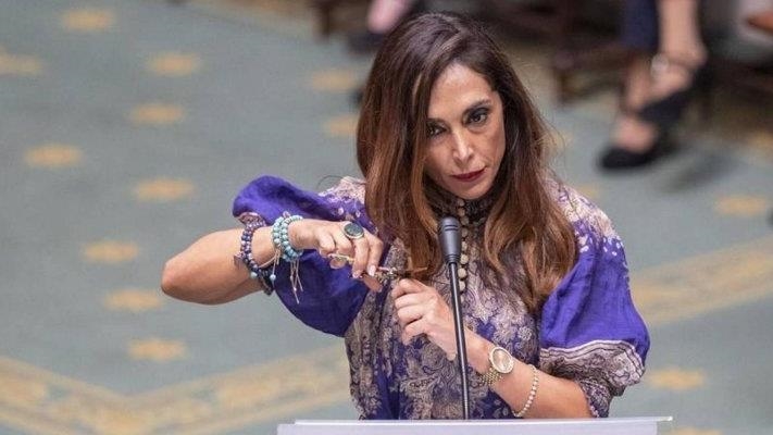 أصولها جزائرية.. وزيرة خارجية بلجيكا تقص شعرها تضامناً مع الإيرانيات

