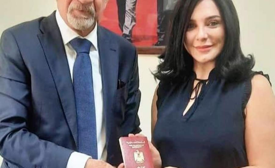 منح الفنانة السورية سلاف فواخرجي وعائلتها الجواز الفلسطيني
