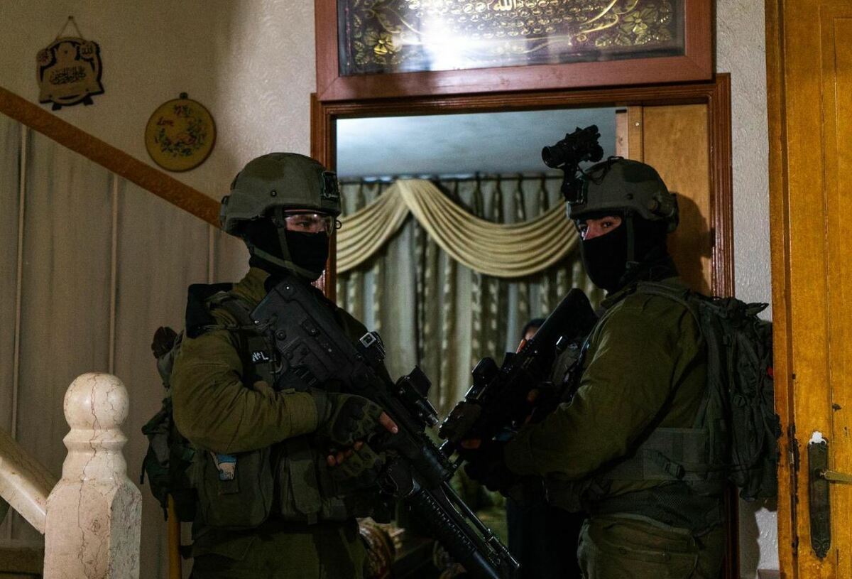 إطلاق نار وإغلاق مداخل نابلس.. الاحتلال يشن حملة اعتقالات ومداهمات بالضفة

