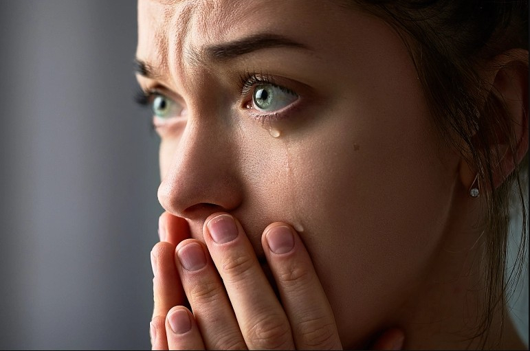 النساء تبكي أكثر من الرجال..لماذا لا أستطيع التوقف عن البكاء؟.. هل أنا طبيعية؟
