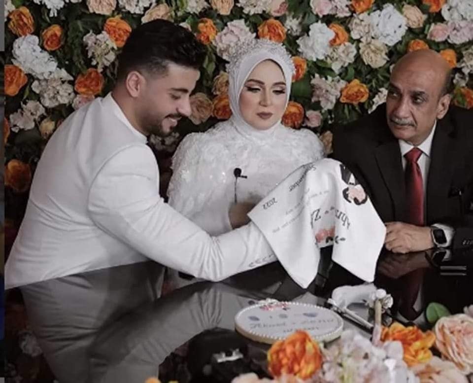 البلوغر المصرية زينة أشرف تُثير جدلاً بعقد قرانها بنفسها وهذا رد الدين!
