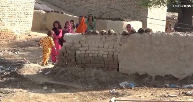 الموت يهدد نساء قرية باكستانية غمرتها المياه.. بسبب عادات وتقاليد
