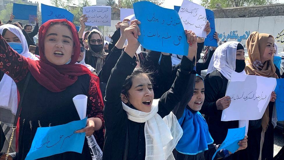 طالبات أفغانيات يتظاهرن احتجاجا على إغلاق مدارسهن الثانوية في شرق البلاد
