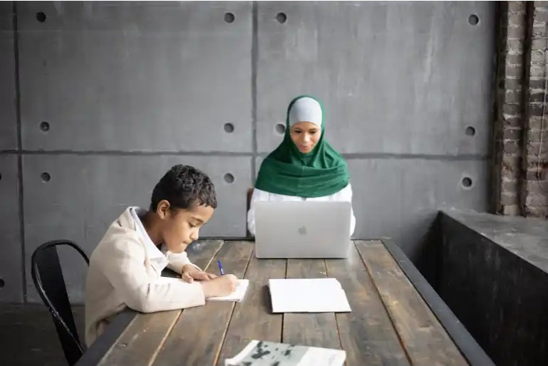 مساعدة الطفل بالواجبات المدرسية المنزلية.. مسؤولية الأم أم الأب أم كليهما؟
