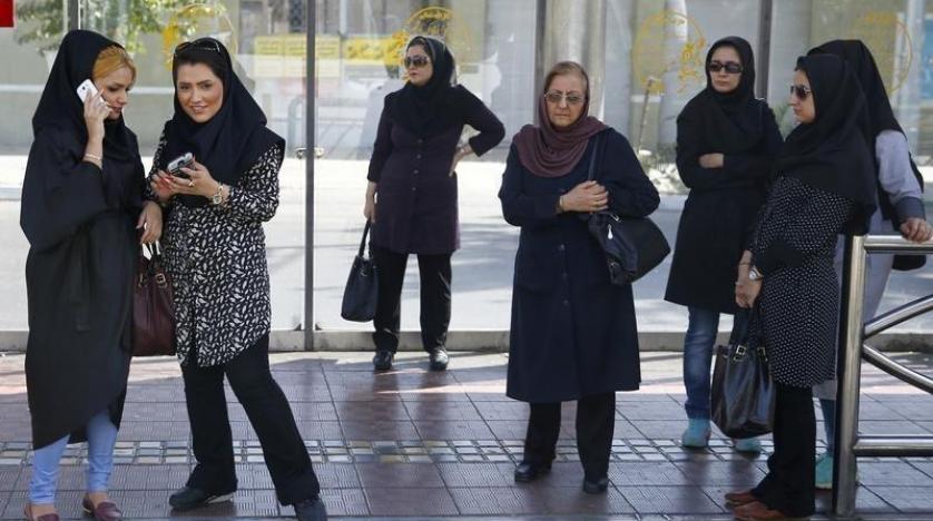 طهران تترصد النساء بالحافلات.. عبر "التعرف على الوجوه"

