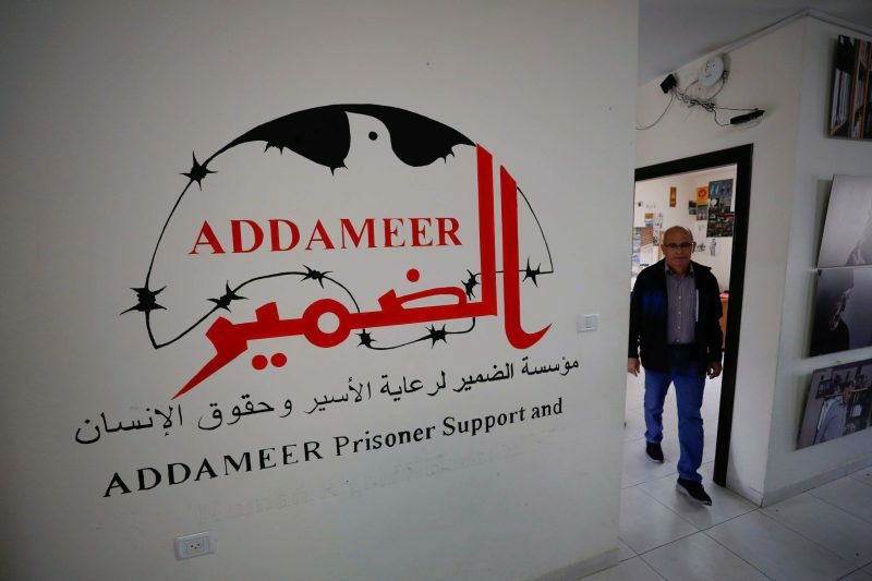 الاحتلال يداهم  مؤسسات حقوقية وأهلية ويغلقها في رام الله 
