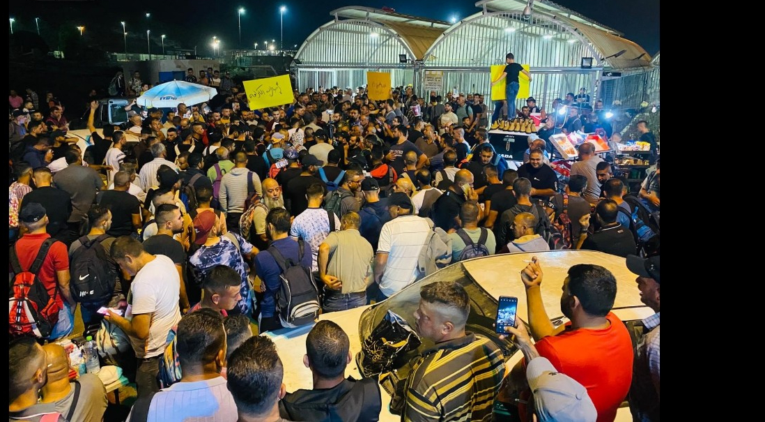 العمال ينظمون احتجاجات على المعابر رفضا لتحويل رواتبهم على البنوك
