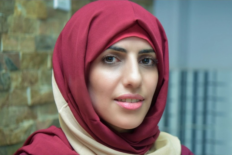 شابة يمنية تعرض لوحاتها في مزادات خيرية لترميم مدارس بلادها المتضررة من الحرب
