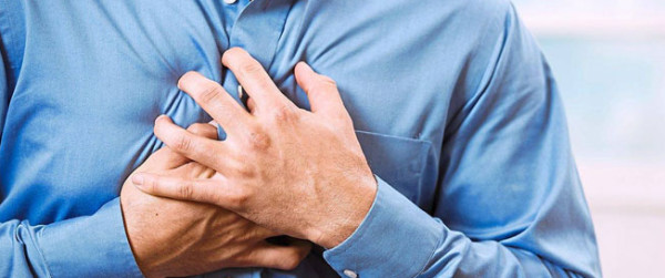تجنب هذه الأمور إذا شعرت بآلام حادة في الصدر
