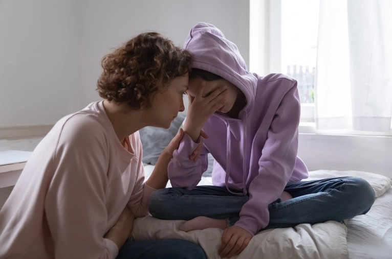 لا عقاب ولا سماح.. 5 خطوات للتعامل مع المنشورات غير اللائقة لابنتك المراهقة
