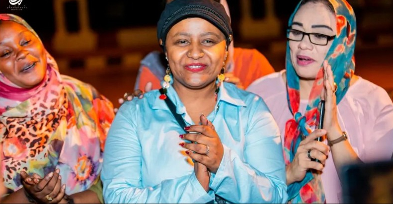 منحت الأمل.. فنانة سودانية تحارب السرطان بطريقة مبتكرة 
