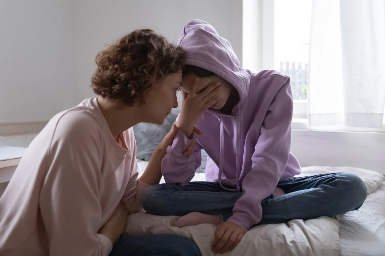 لا عقاب ولا سماح.. 5 خطوات للتعامل مع المنشورات غير اللائقة لابنتك المراهقة
