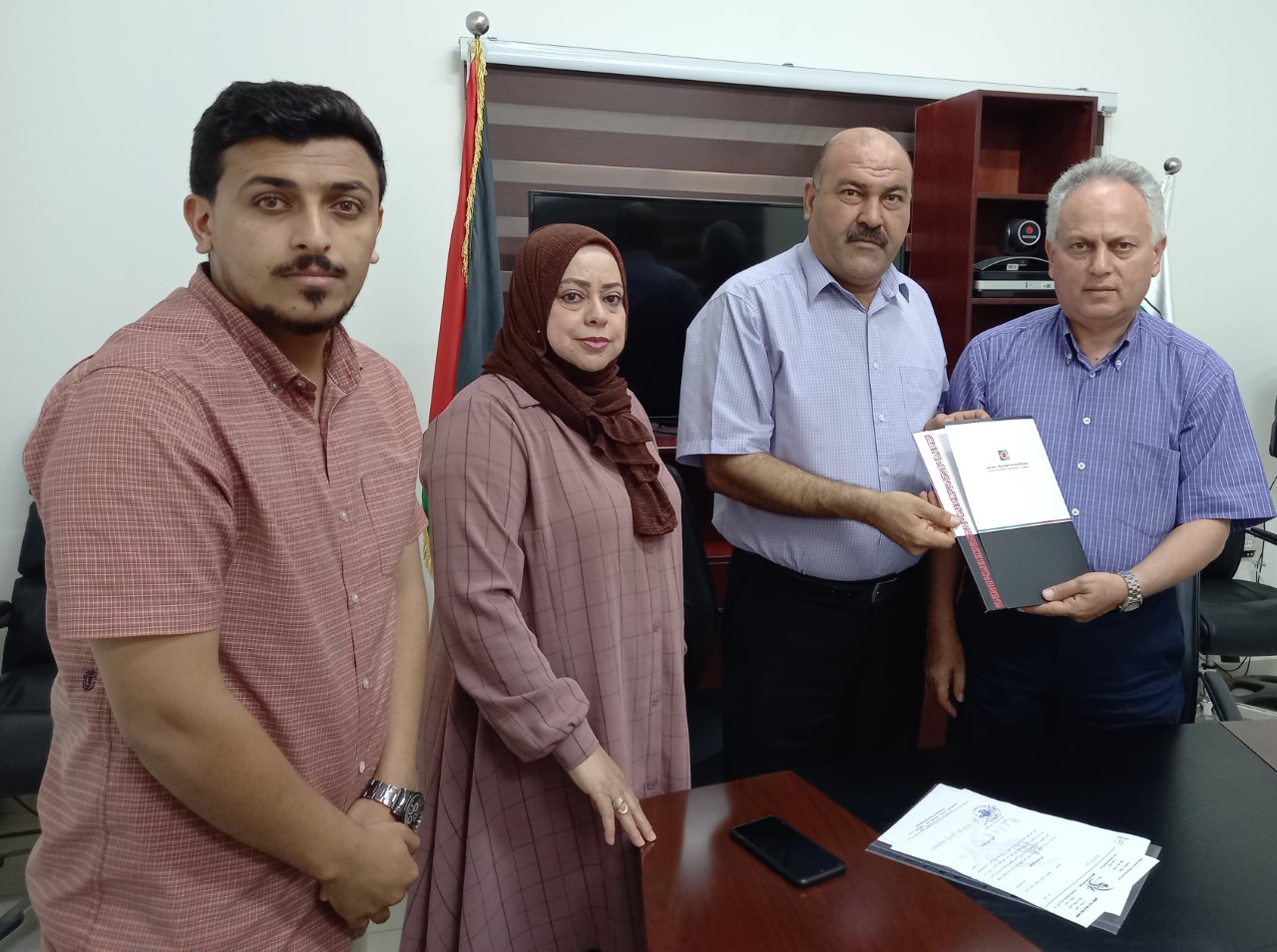 لجنة الانتخابات توقع اتفاقيتي تمويل مشاريع توعية انتخابية في قطاع غزة

