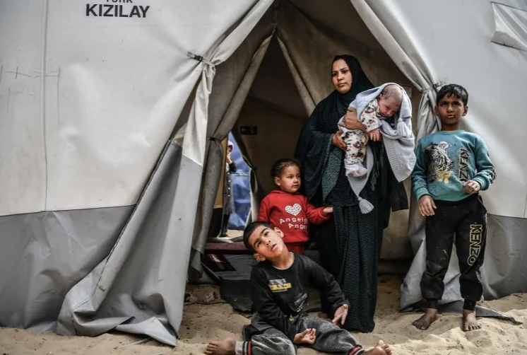حين تمشي الفلسطينية بثقل حكاياتها
