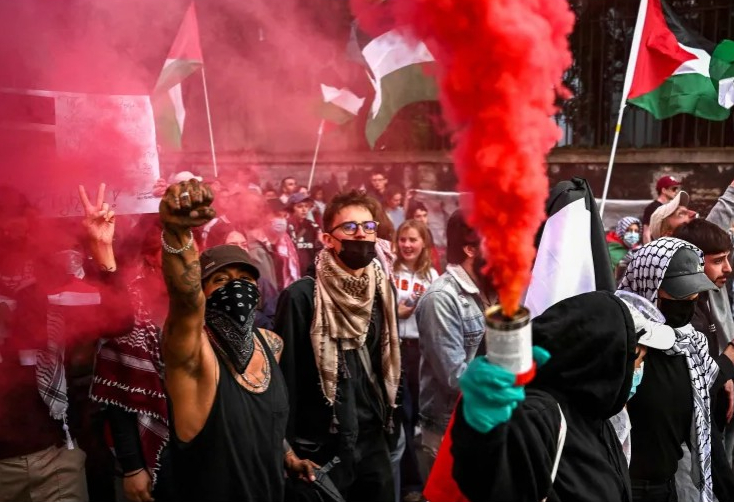 اشتباكات بين الشرطة ومتظاهرين مؤيدين للفلسطينيين خلال "يوروفيجن"
