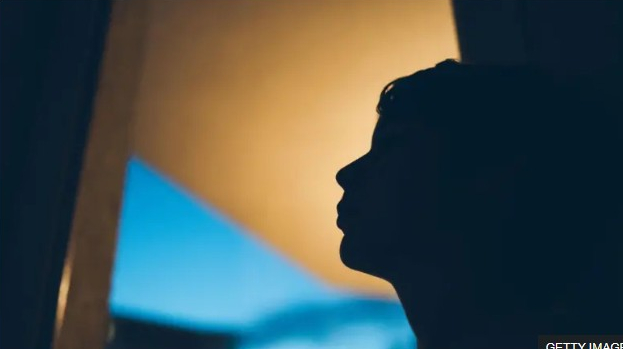 "الاكتئاب المبتسم كان سبباً في انتحار ابنتي"، فهل يعاني أبناؤنا بصمت؟
