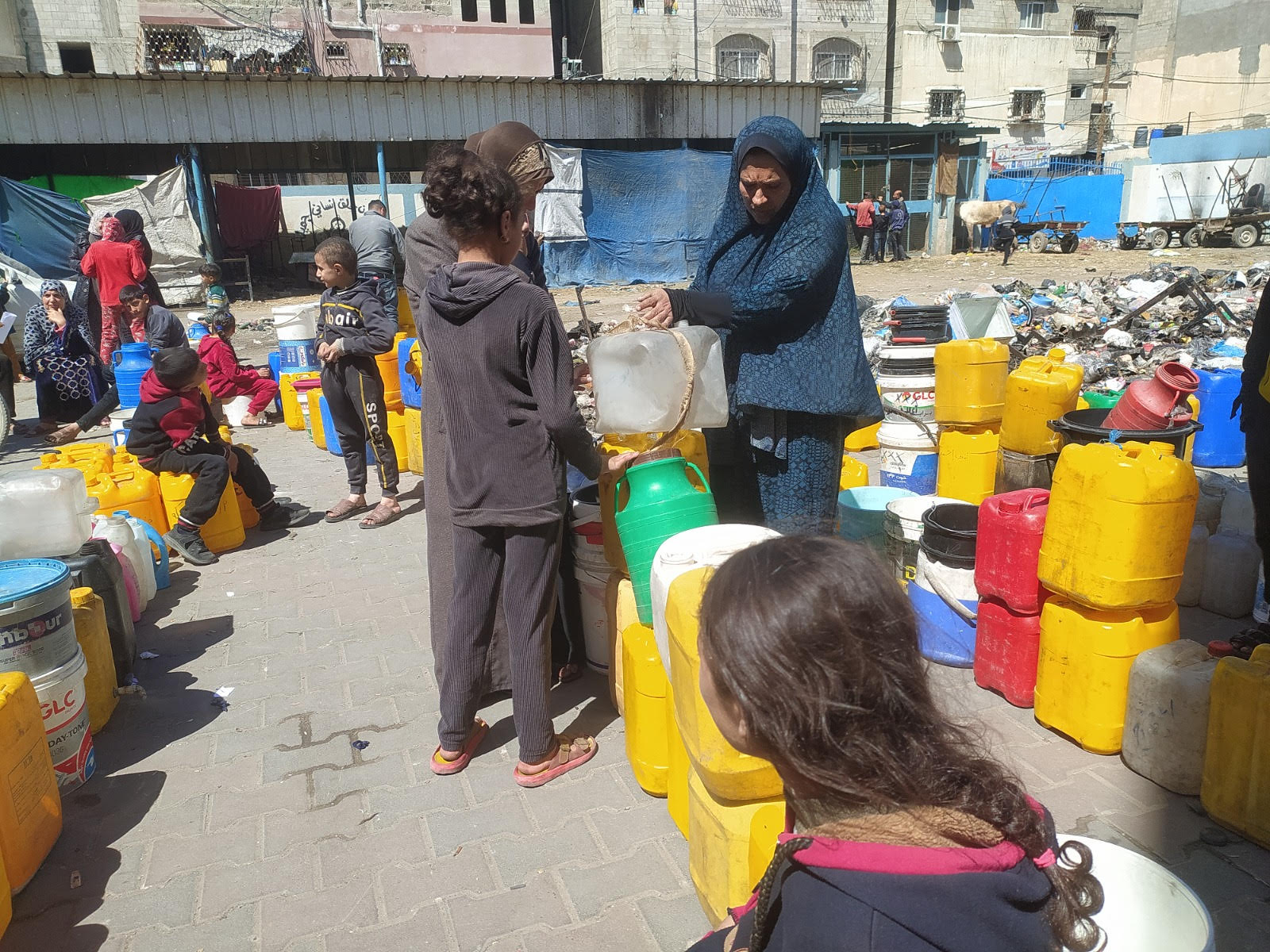 السيدة اعتماد أبو شقير.. نازحة تروي قصص المعاناة من عدم توفر المياه في غزة !

