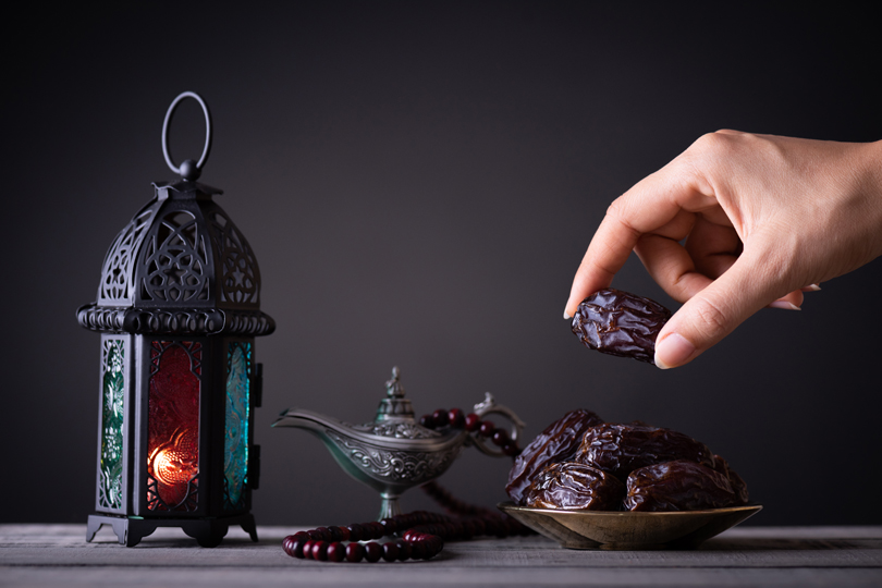 هذا ما يحدث لجسم الصائم عند الإفطار على تمر
