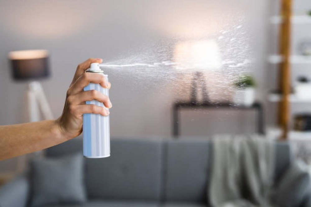 أضرار صحية جمة لمعطرات الجو المنزلية.. فما البديل؟
