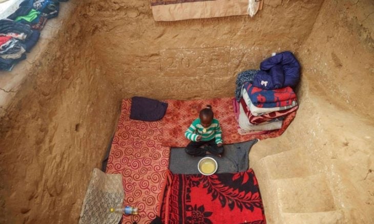 ملجأ في غزة "أشبه بالقبر" للاحتماء من البرد والحرب
