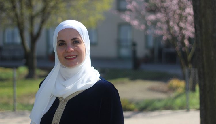 من لاجئة إلى مرشحة برلمانية.. السورية نور ملاح تشق طريقها للدفاع عن حقوق المسلمين في السويد

