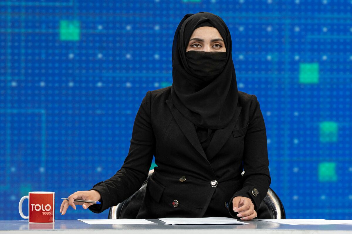 المذيعات يظهرن بالنقاب على شاشات التلفزيونات الأفغانية

