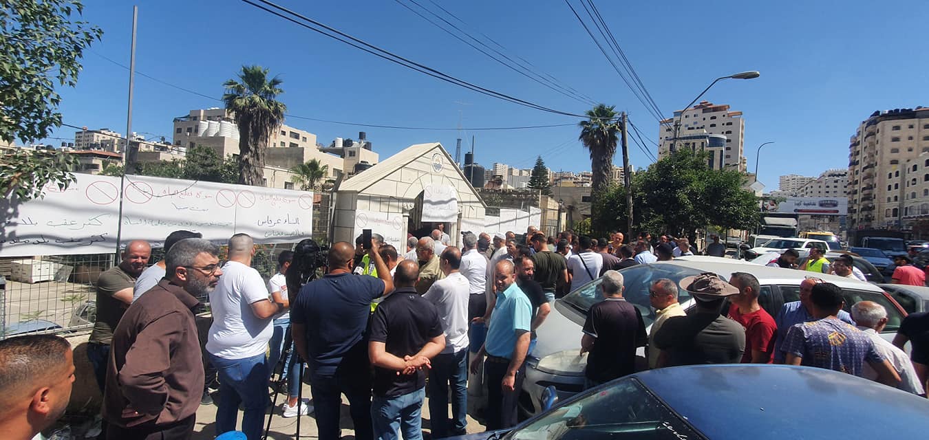 صوت| أهالي كفر عقب يحتجون على انقطاع المياه

