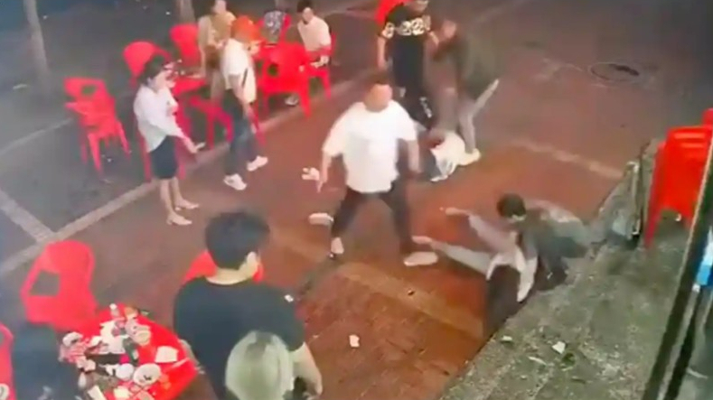 تحرش بها فصدّته.. فيديو لاعتداء وحشي على نساء يفجر غضبا

