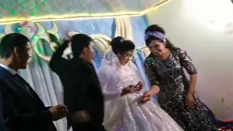 غلبته في لعبة.. شاهد عريساً يضرب عروسه وسط الحفل

