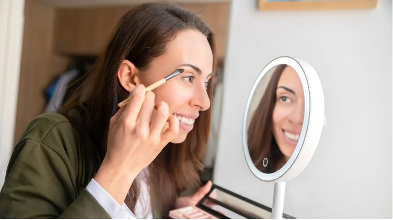 هدية ملغمة.. كاميرا تجسس داخل مرآة مكياج أهداها شاب لزميلته

