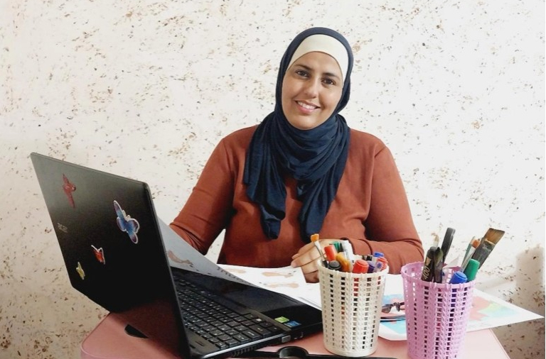 بعيدا عن التلقين.. أردنية تصمم كتبا تفاعلية ووسائل تعليمية للأطفال


