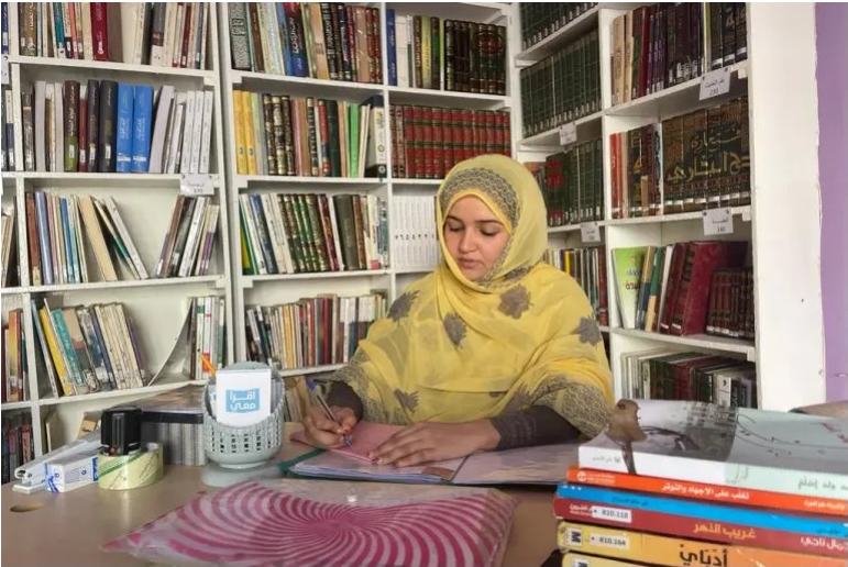أنشأت مكتبة وترأستها.. كيف صنعت وفاء رياض الوعي في المجتمع الموريتاني؟

