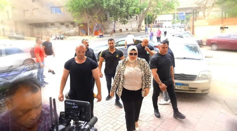 معلمة تثير جدلاً في مصر.. بعد سيرها مع حراس شخصيين!


